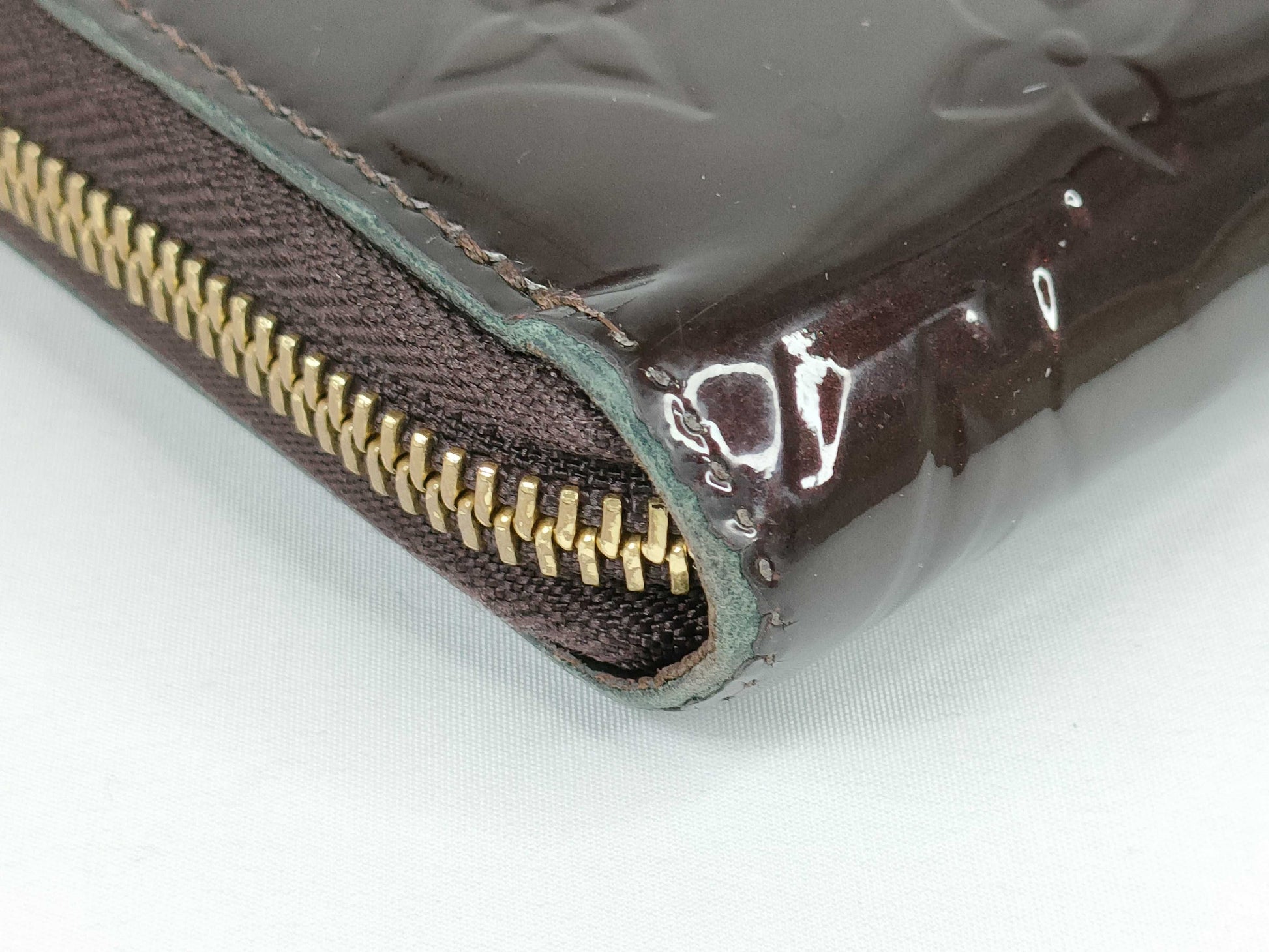 LOUIS VUITTON Vernis Zippy Wallet Amaranth Round Wallet