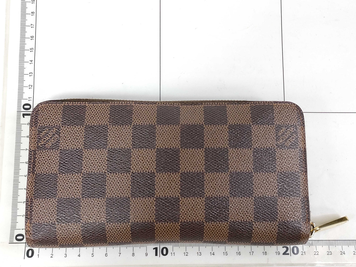 LOUIS VUITTON Damier Zippy Wallet with Illustration Print