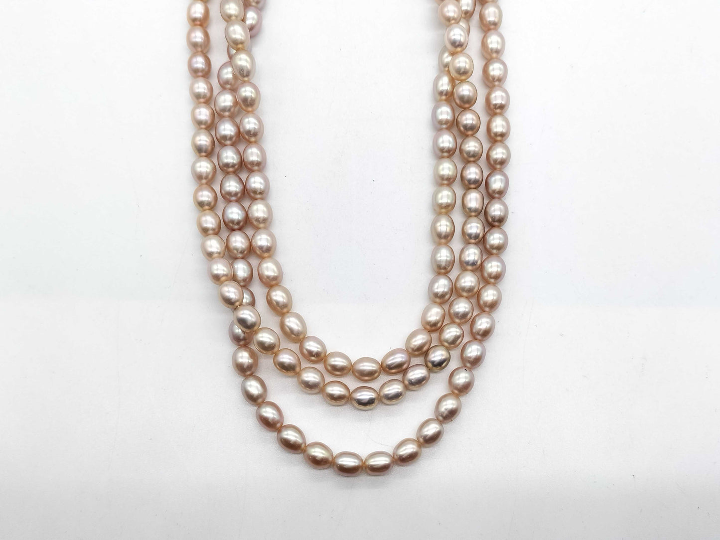 Pearl necklace with a diameter of approximately 7.4mm-8.9mm and diamonds, weighing 94.4g in 14K gold.
