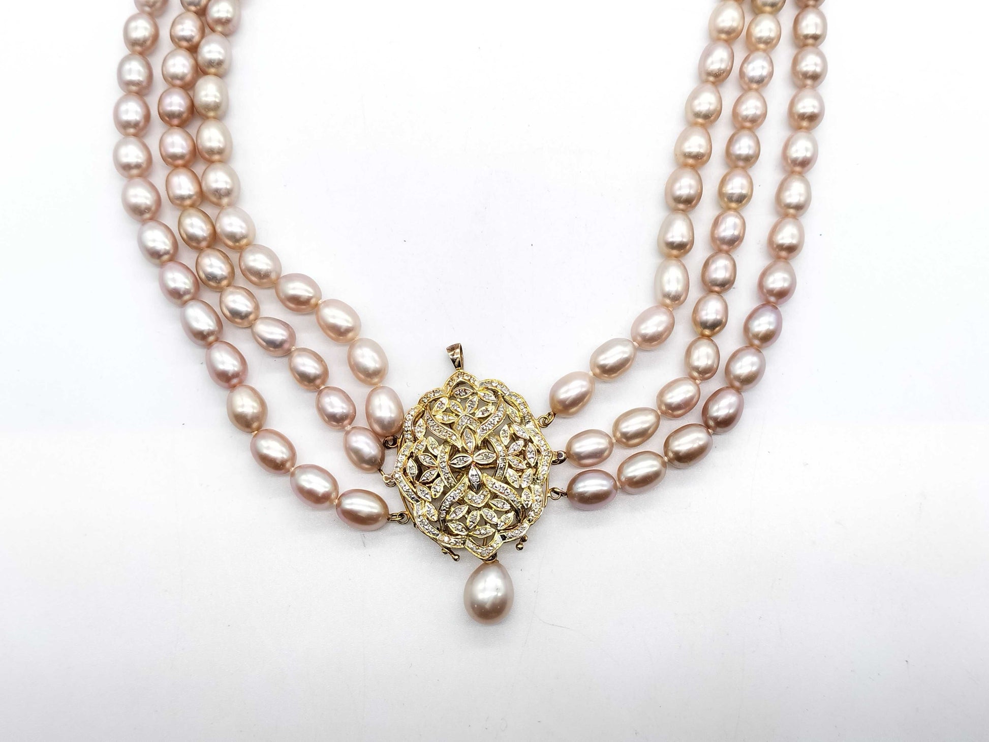 Pearl necklace with a diameter of approximately 7.4mm-8.9mm and diamonds, weighing 94.4g in 14K gold.