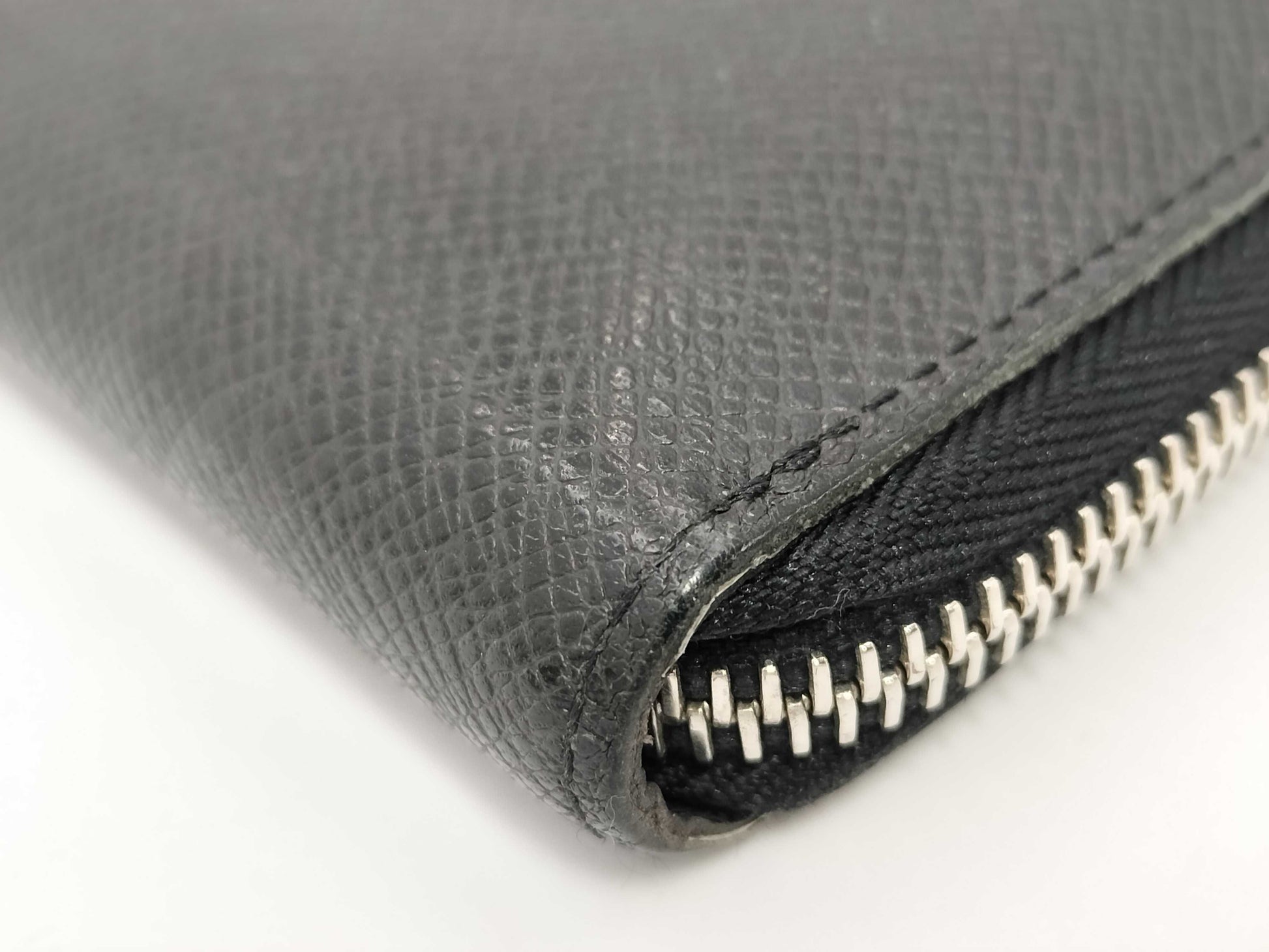 LOUIS VUITTON Taiga Zippy Wallet Vertical Wallet