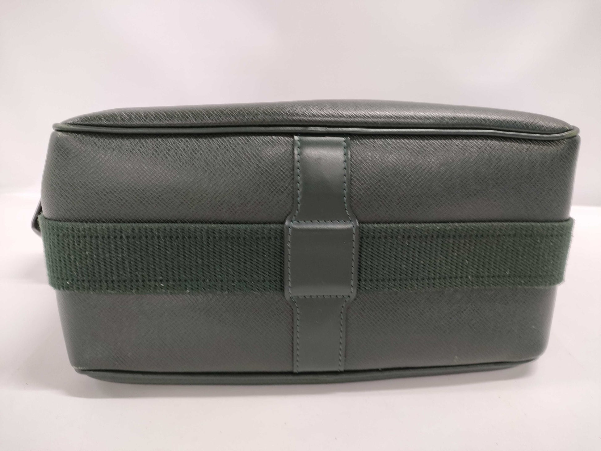 LOUIS VUITTON Taiga Reporter M30154 Shoulder Bag