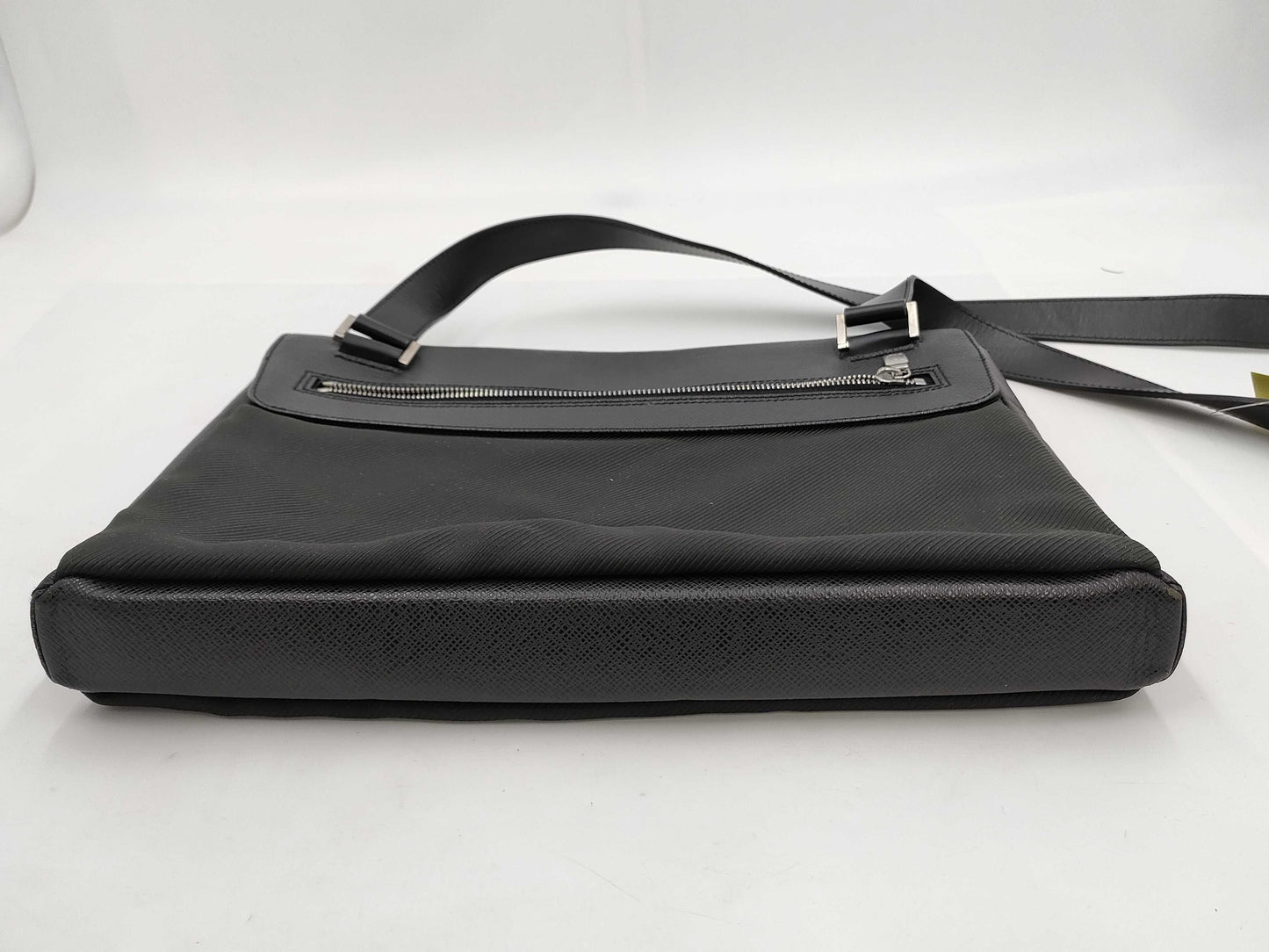 LOUIS VUITTON Taiga Saratov GMM30882 Shoulder Bag