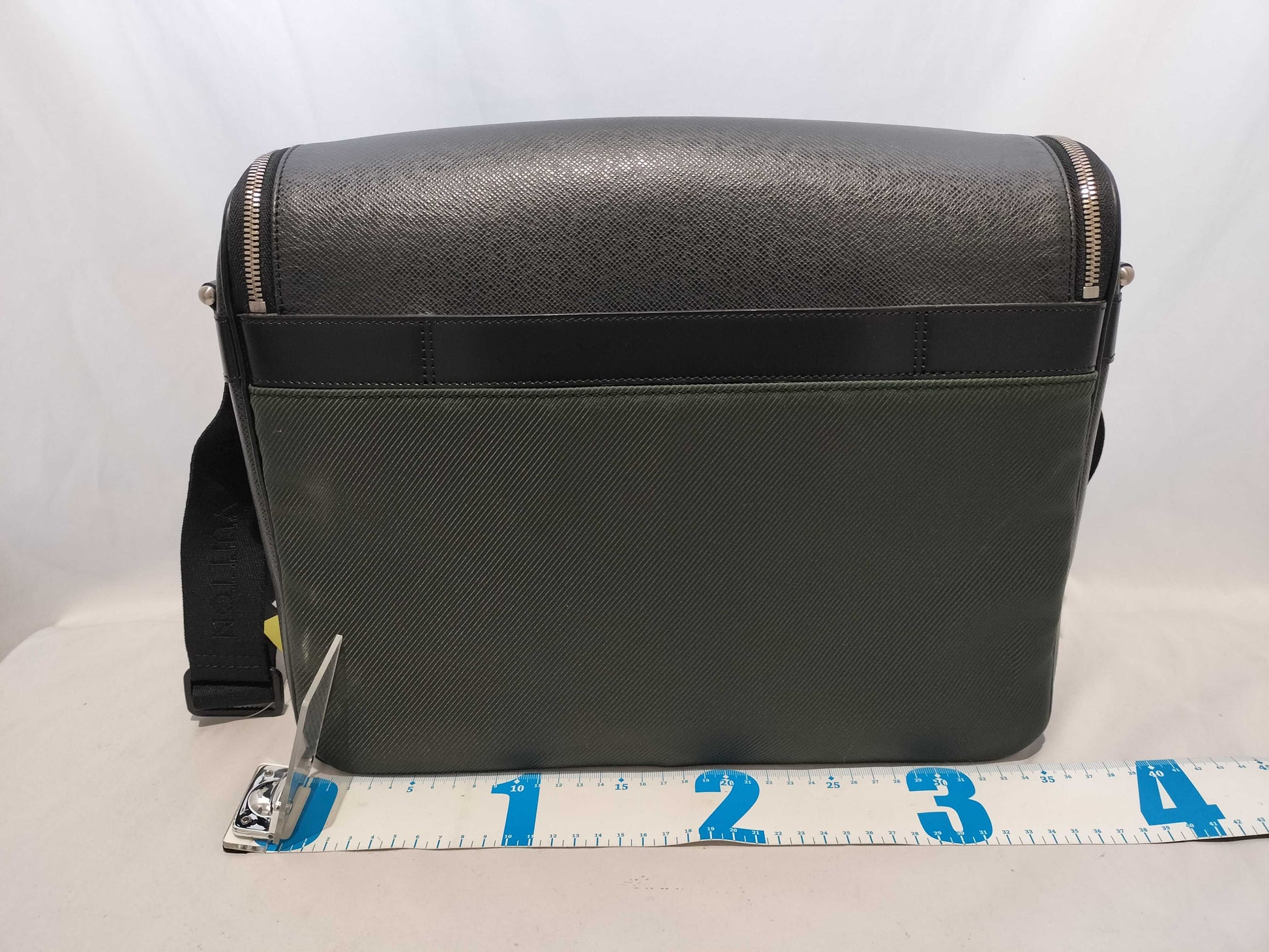 LOUIS VUITTON Taiga Taimir Shoulder Bag