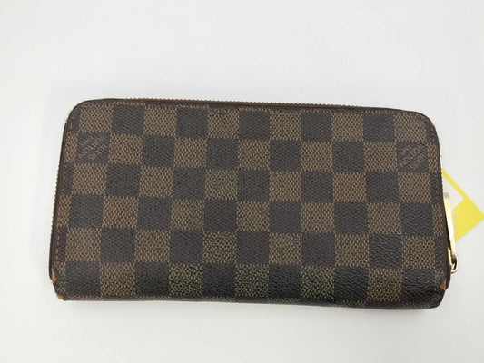 LOUIS VUITTON Damier Zippy Wallet