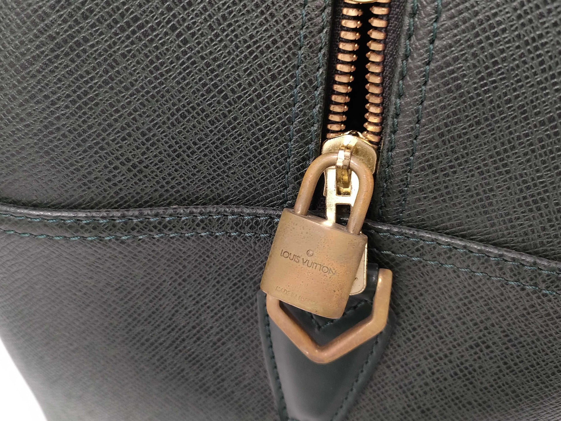 LOUIS VUITTON Taiga M30124 Kendall PM Handbag