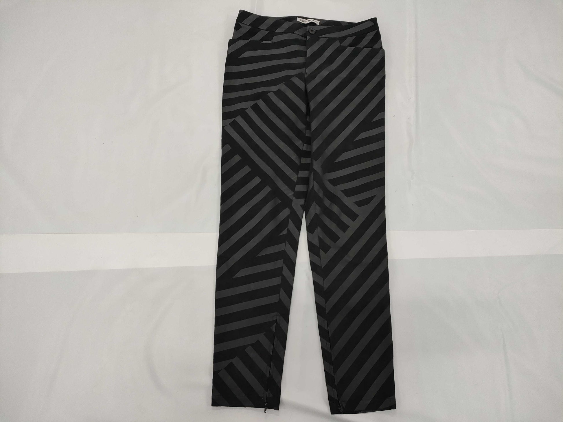 ISSEY MIYAKE □ ISSEY MIYAKE Pants Pants