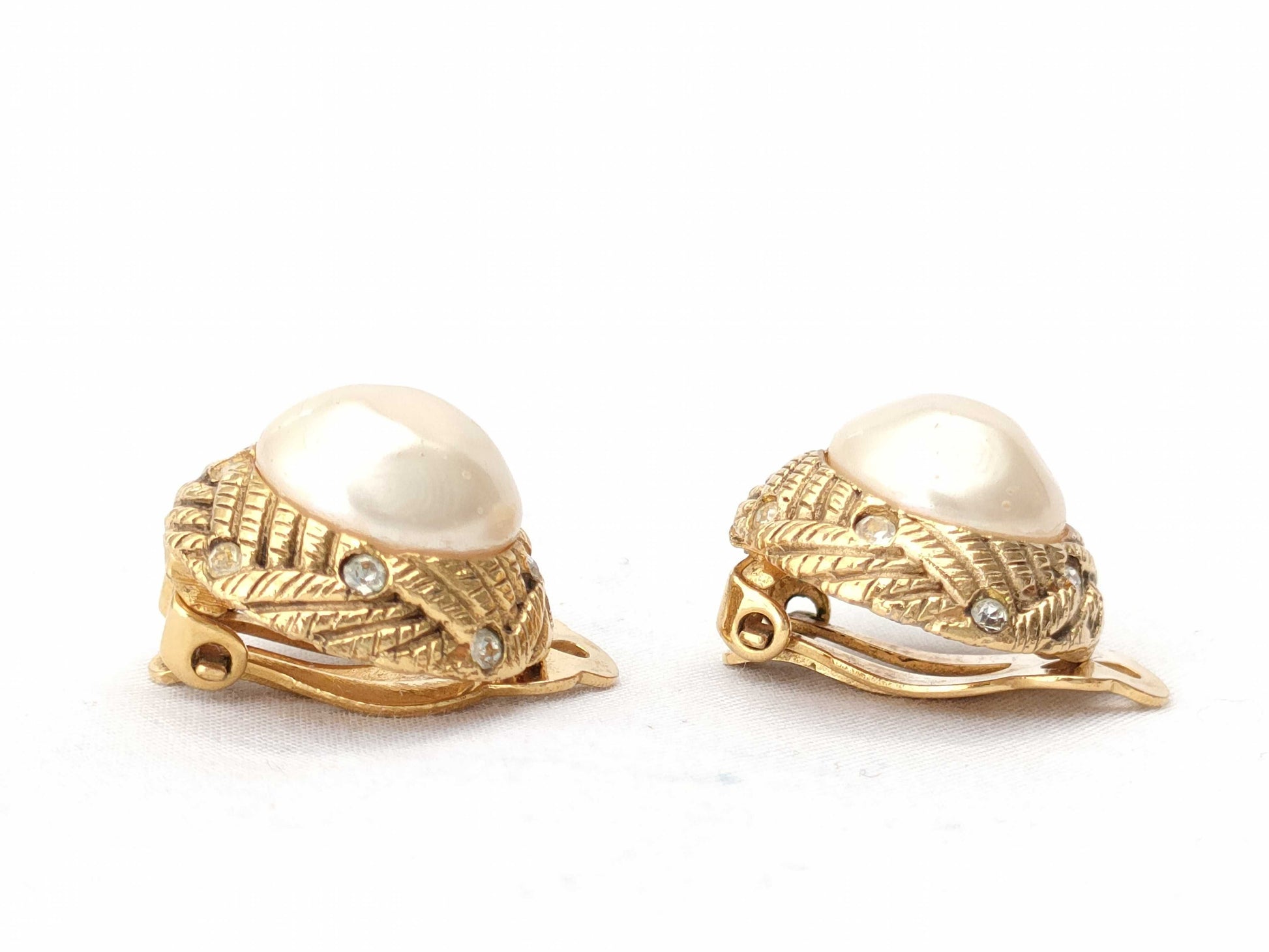 CHANEL □ Vintage Pearl Earrings Earrings