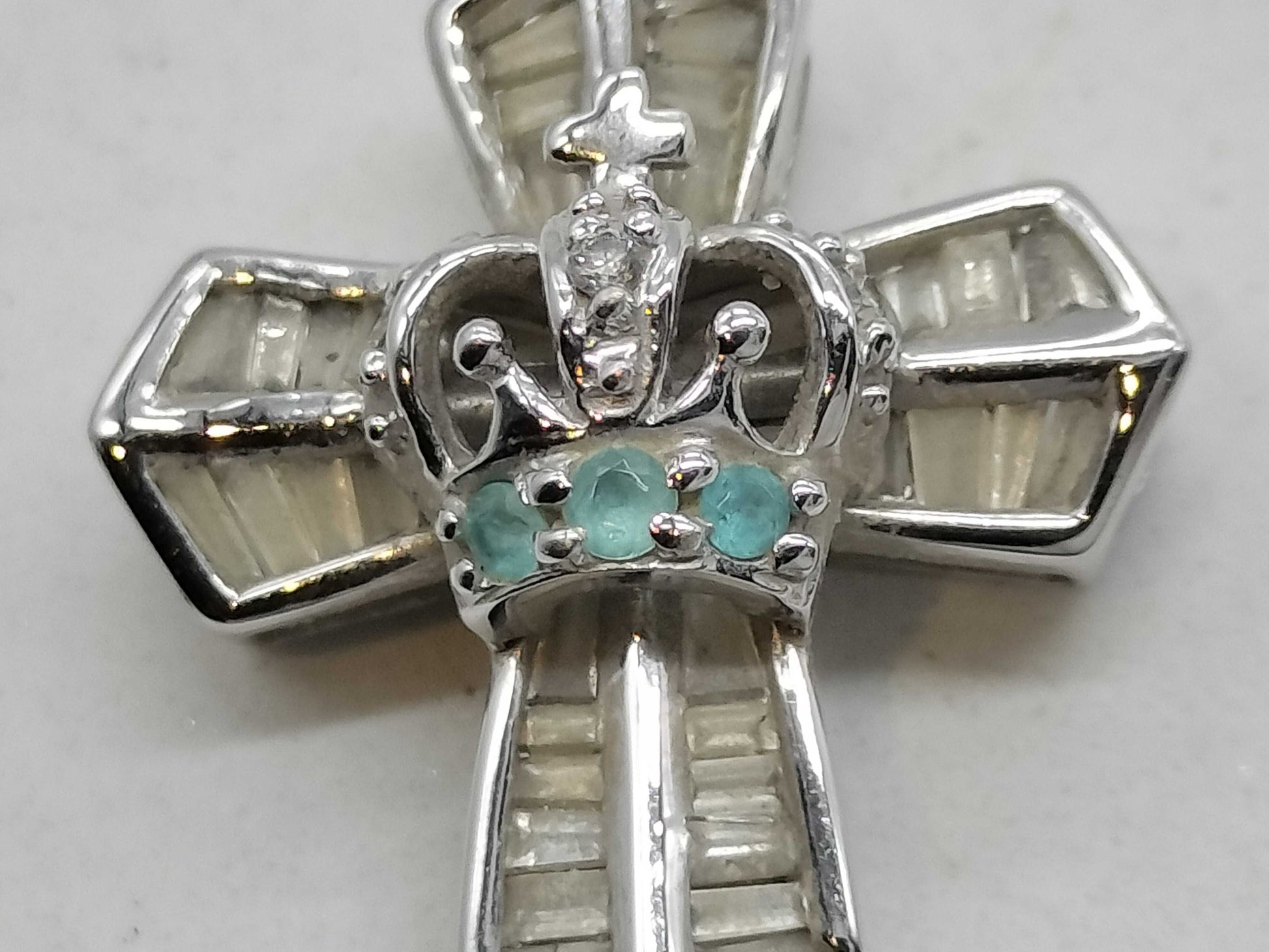 Paraiba tourmaline and diamond pendant top in 18K white gold 