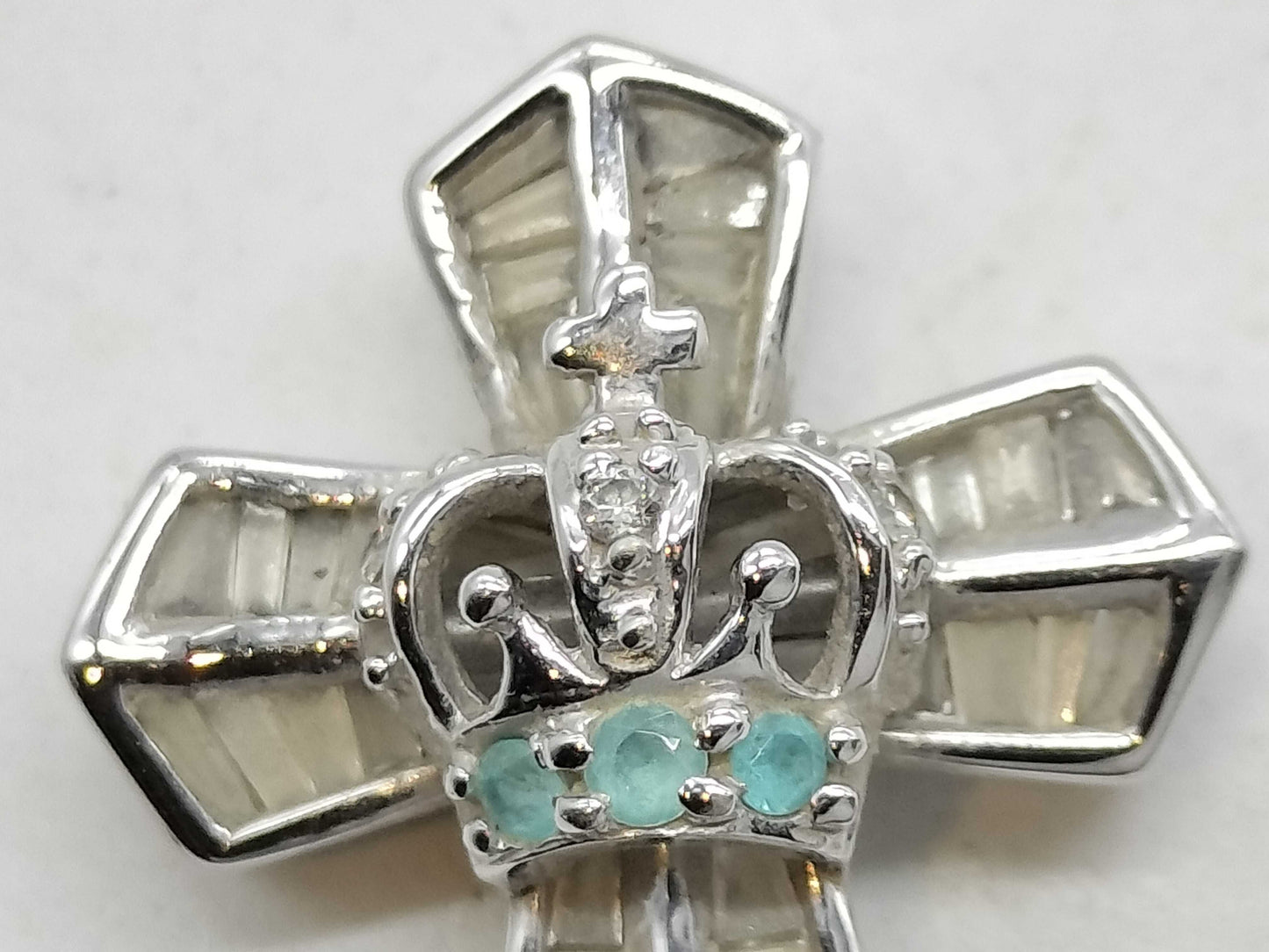 Paraiba tourmaline and diamond pendant top in 18K white gold 