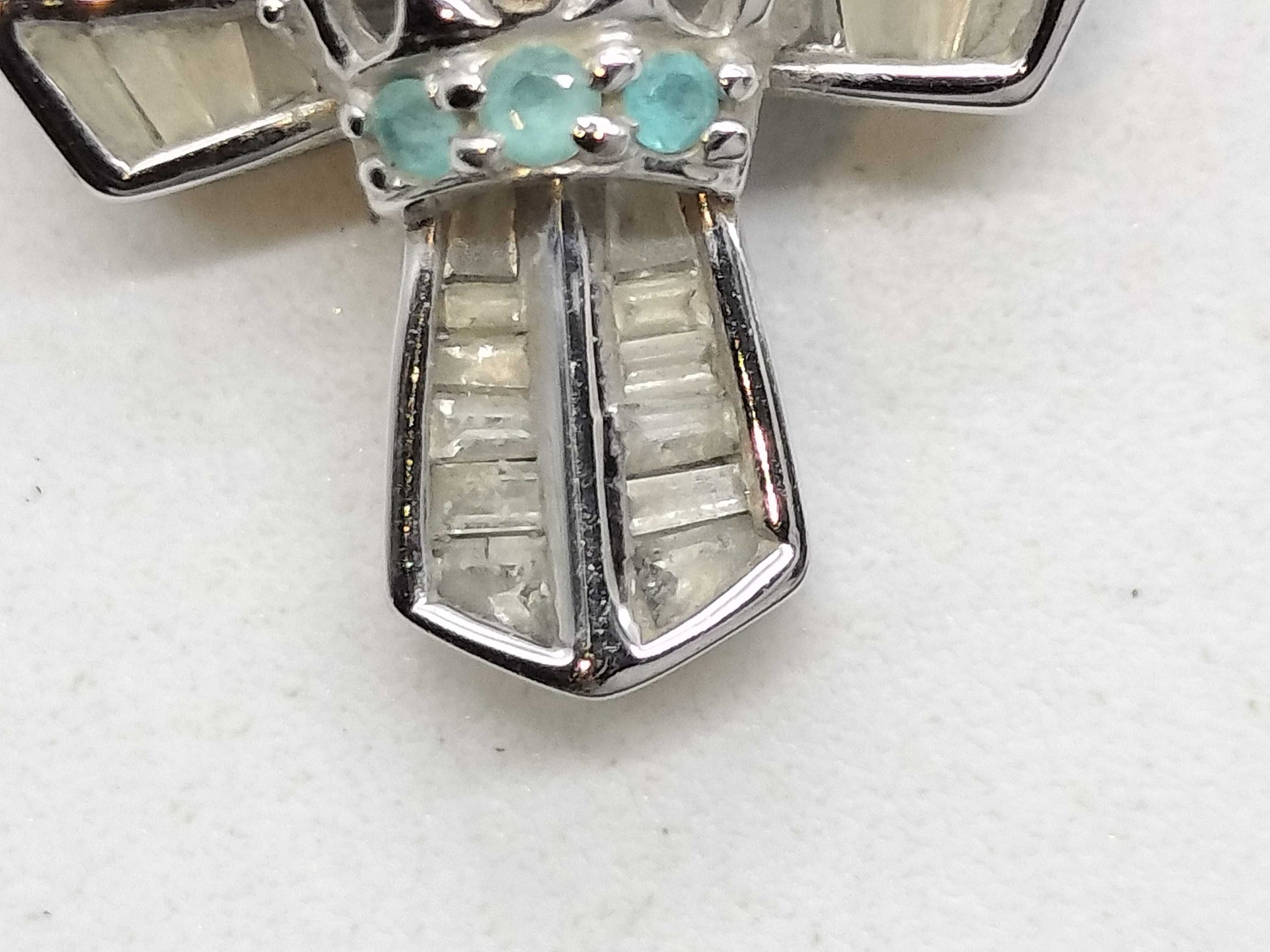 Paraiba tourmaline and diamond pendant top in 18K white gold 