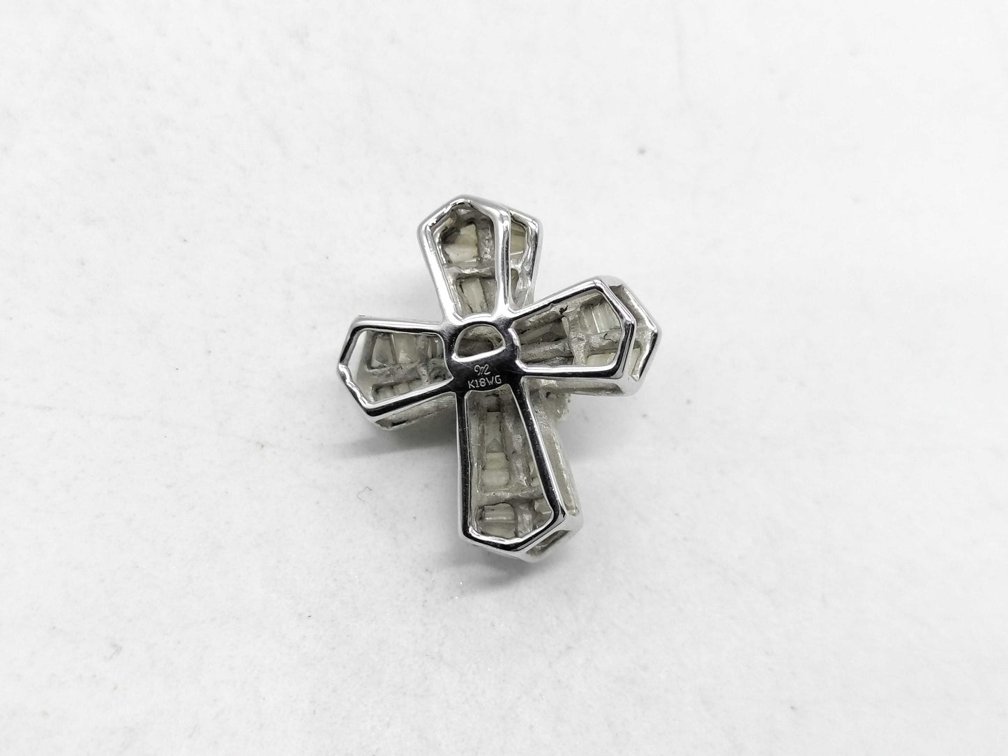 Paraiba tourmaline and diamond pendant top in 18K white gold 