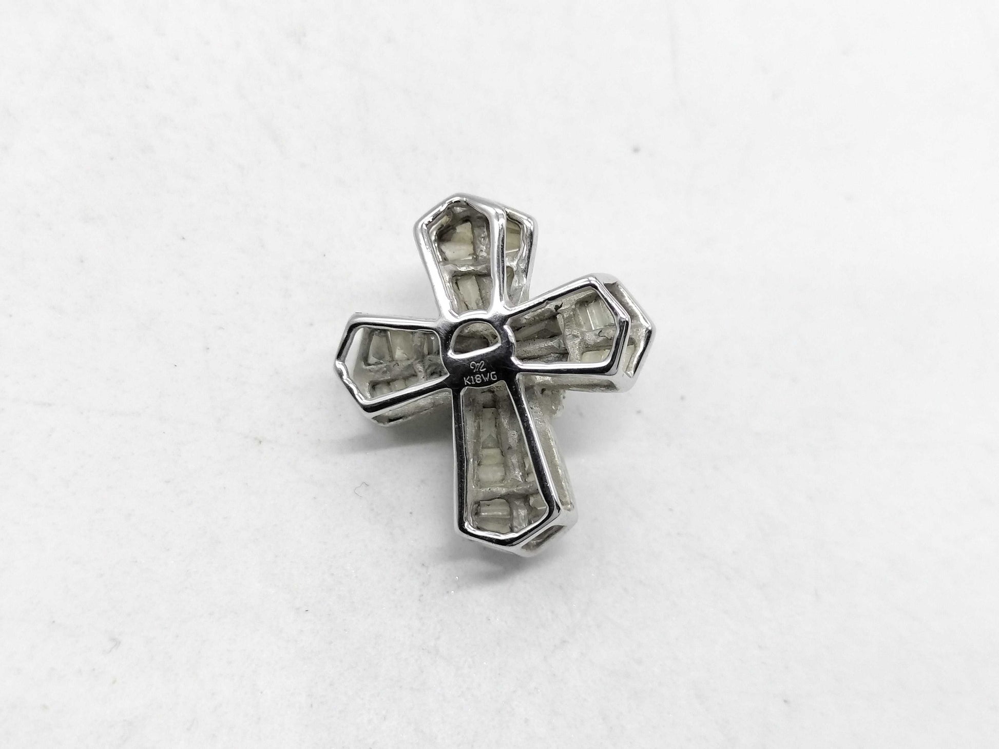 Paraiba tourmaline and diamond pendant top in 18K white gold 