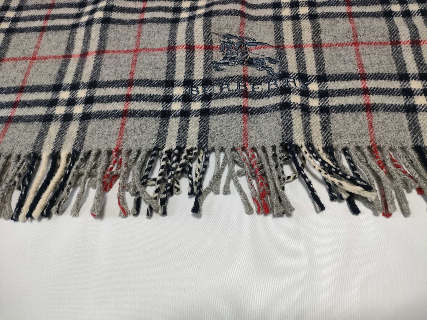 BURBERRY 100% wool scarf