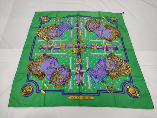 HERMES Carre, Carre, Carre, 90 SELLES A HOUSSE Sitting on the Cover and Other Accessories