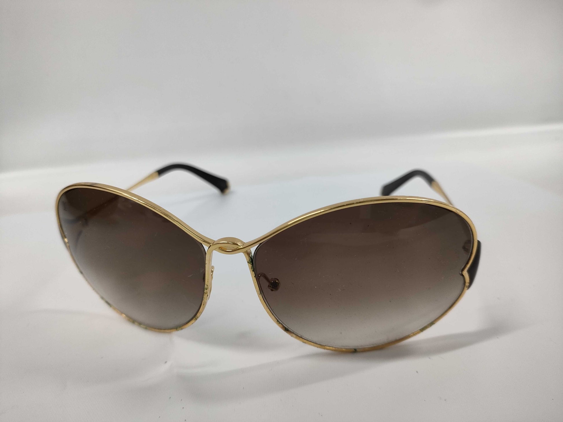 LOUIS VUITTON Daisy Sunglasses with some blue rust sunglasses and glasses