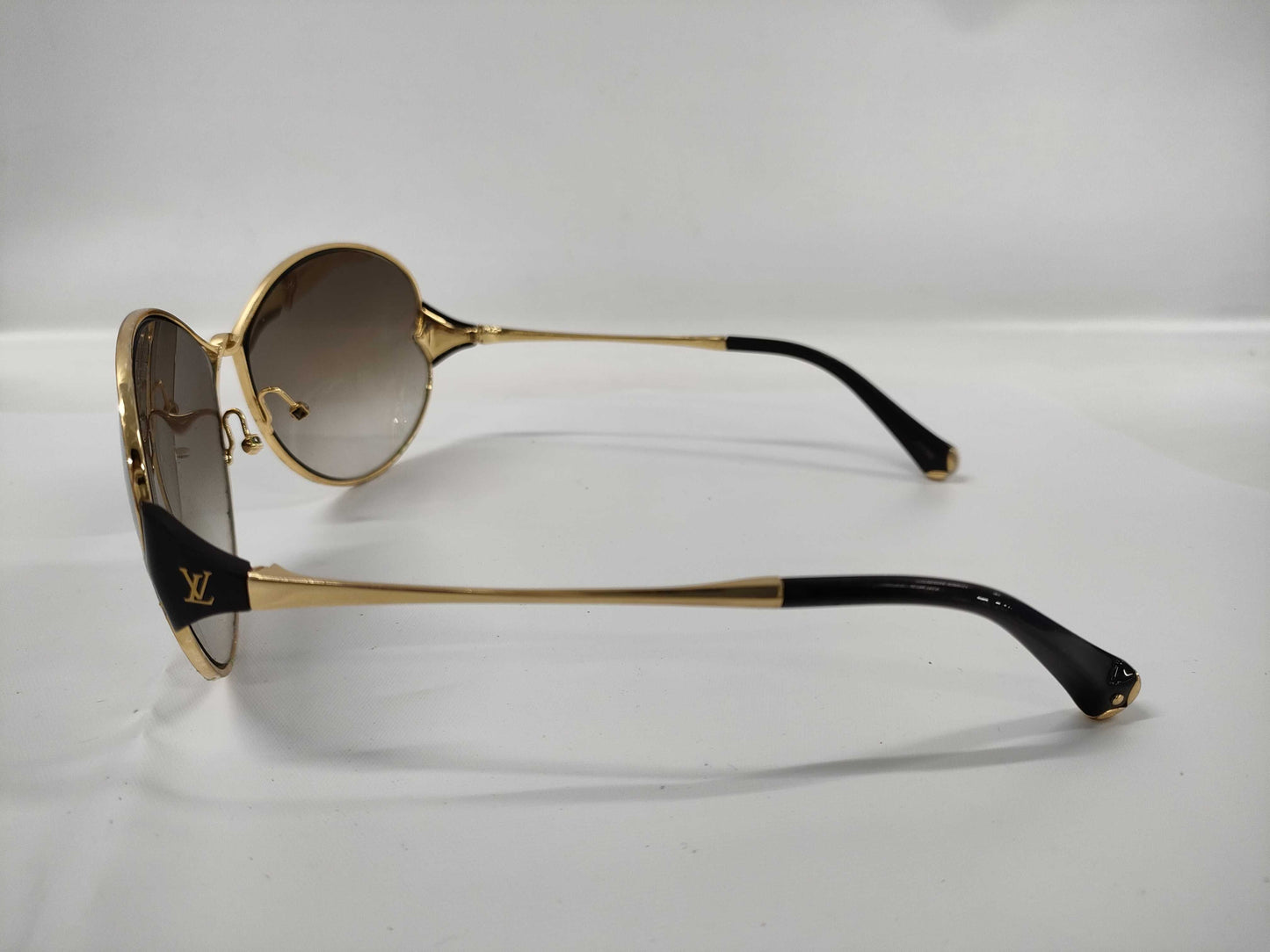 LOUIS VUITTON Daisy Sunglasses with some blue rust sunglasses and glasses