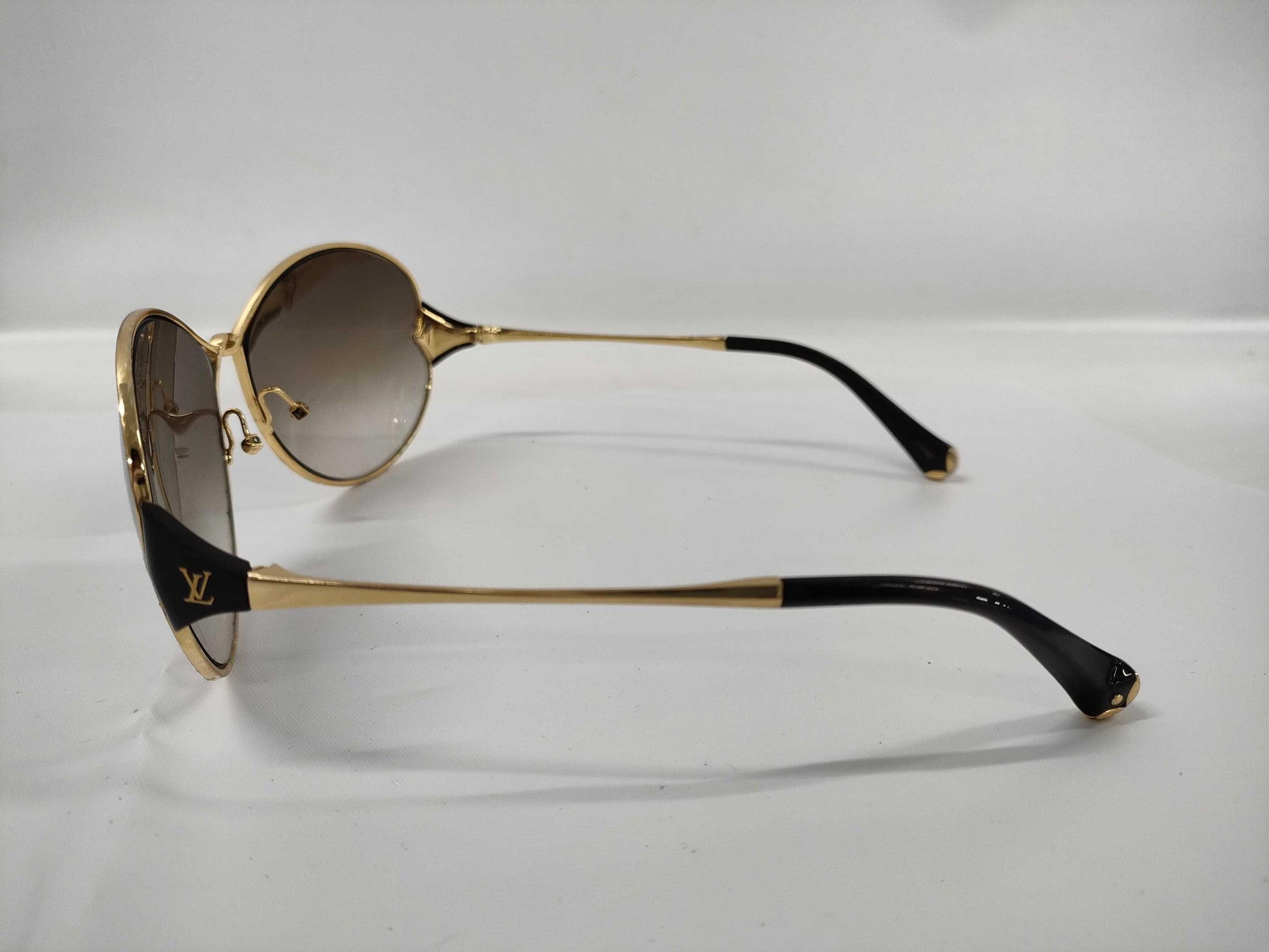 LOUIS VUITTON Daisy Sunglasses with some blue rust sunglasses and glasses