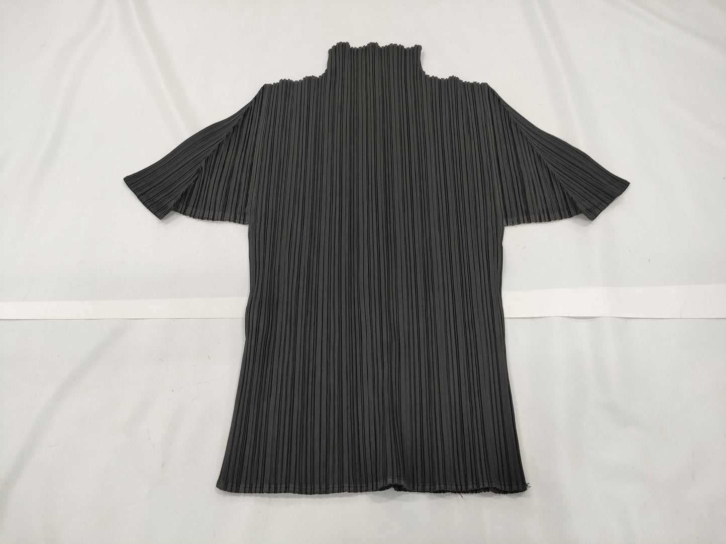 ISSEY MIYAKE Pleated Pleated Black Short Sleeve Top Top