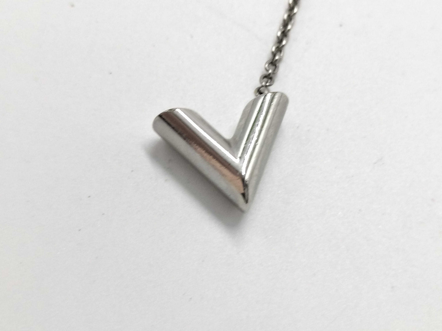 LOUIS VUITTON M63197 Essential V Torn Necklace