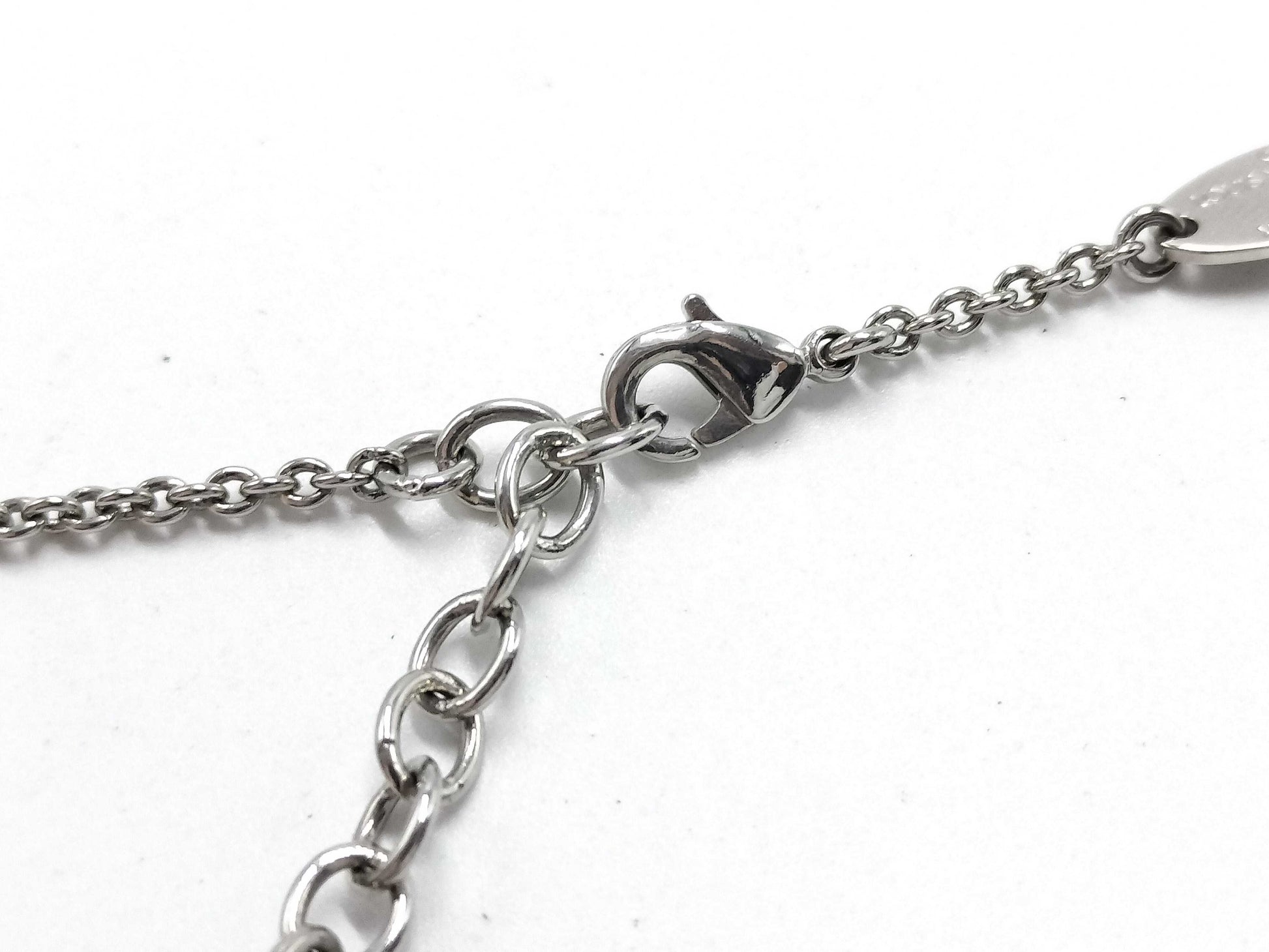 LOUIS VUITTON M63197 Essential V Torn Necklace