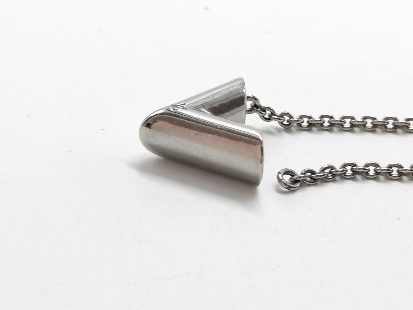 LOUIS VUITTON M63197 Essential V Torn Necklace