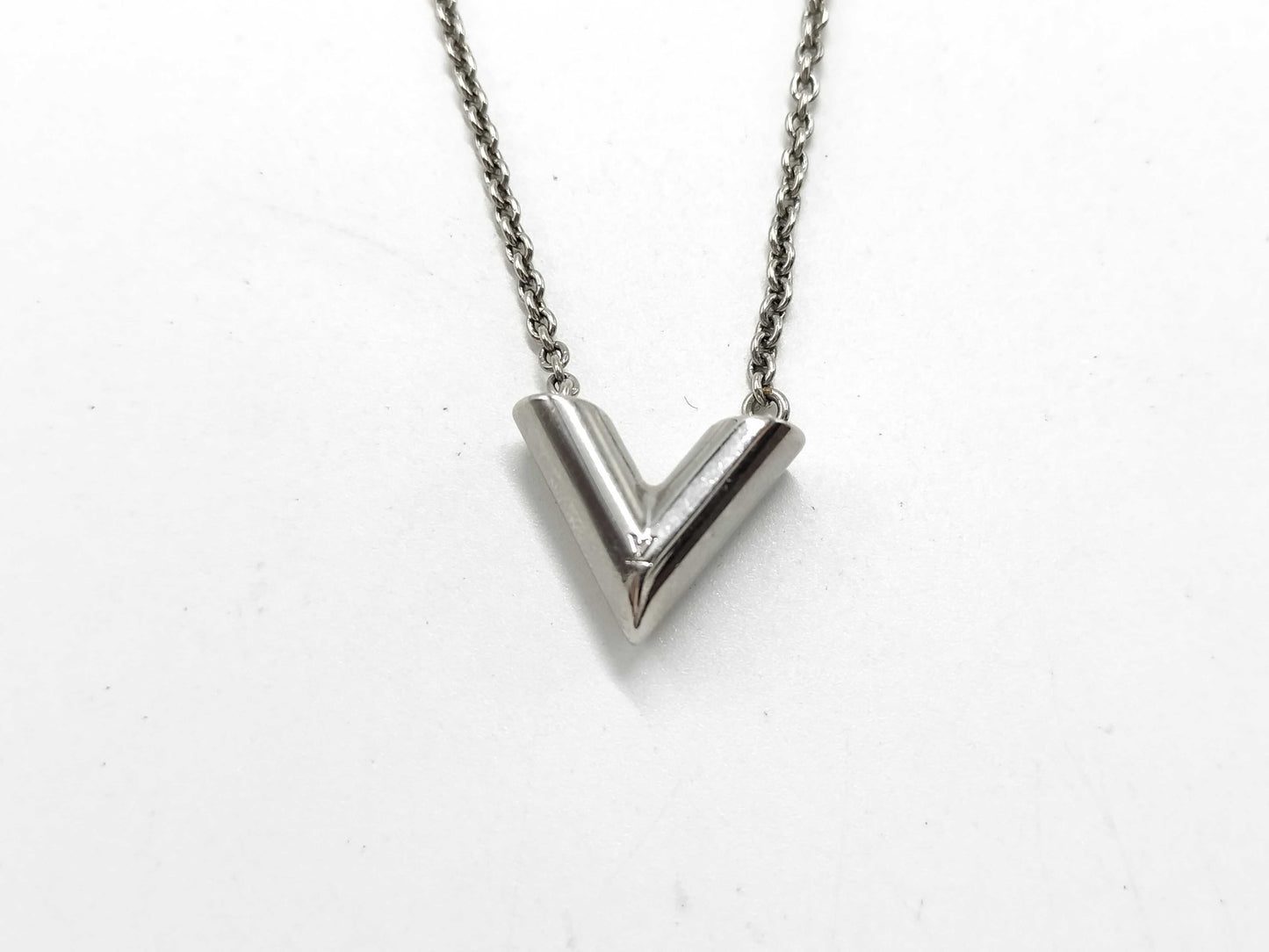LOUIS VUITTON M63197 Essential V Torn Necklace