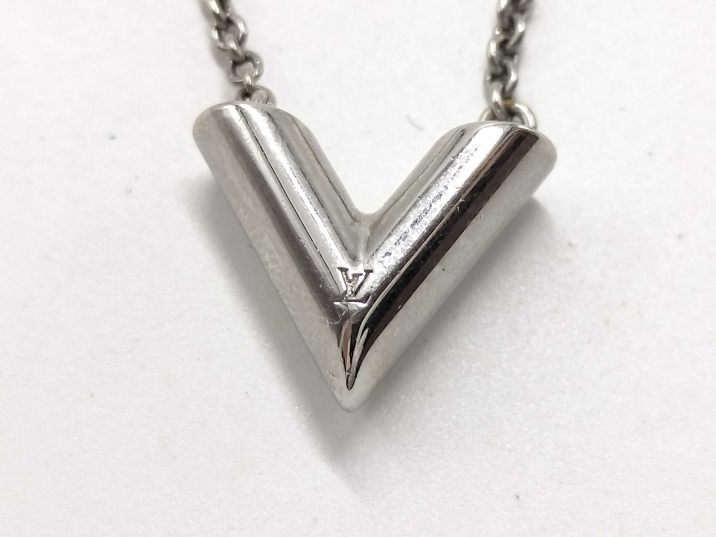 LOUIS VUITTON M63197 Essential V Torn Necklace