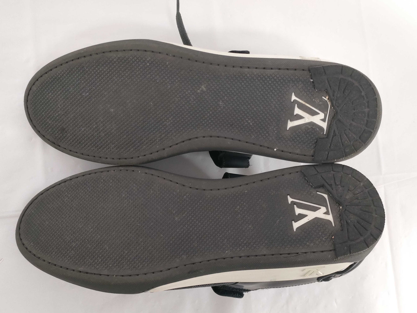 LOUIS VUITTON Graphite Sneakers