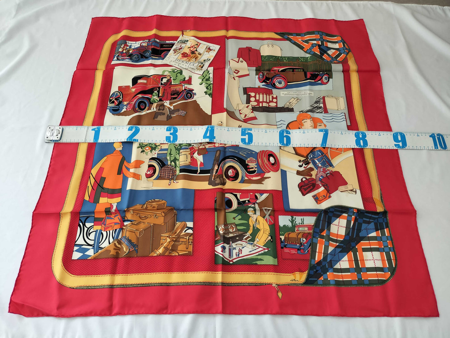 HERMES Carré L Elegance and Comfort in the Automobile Scarf