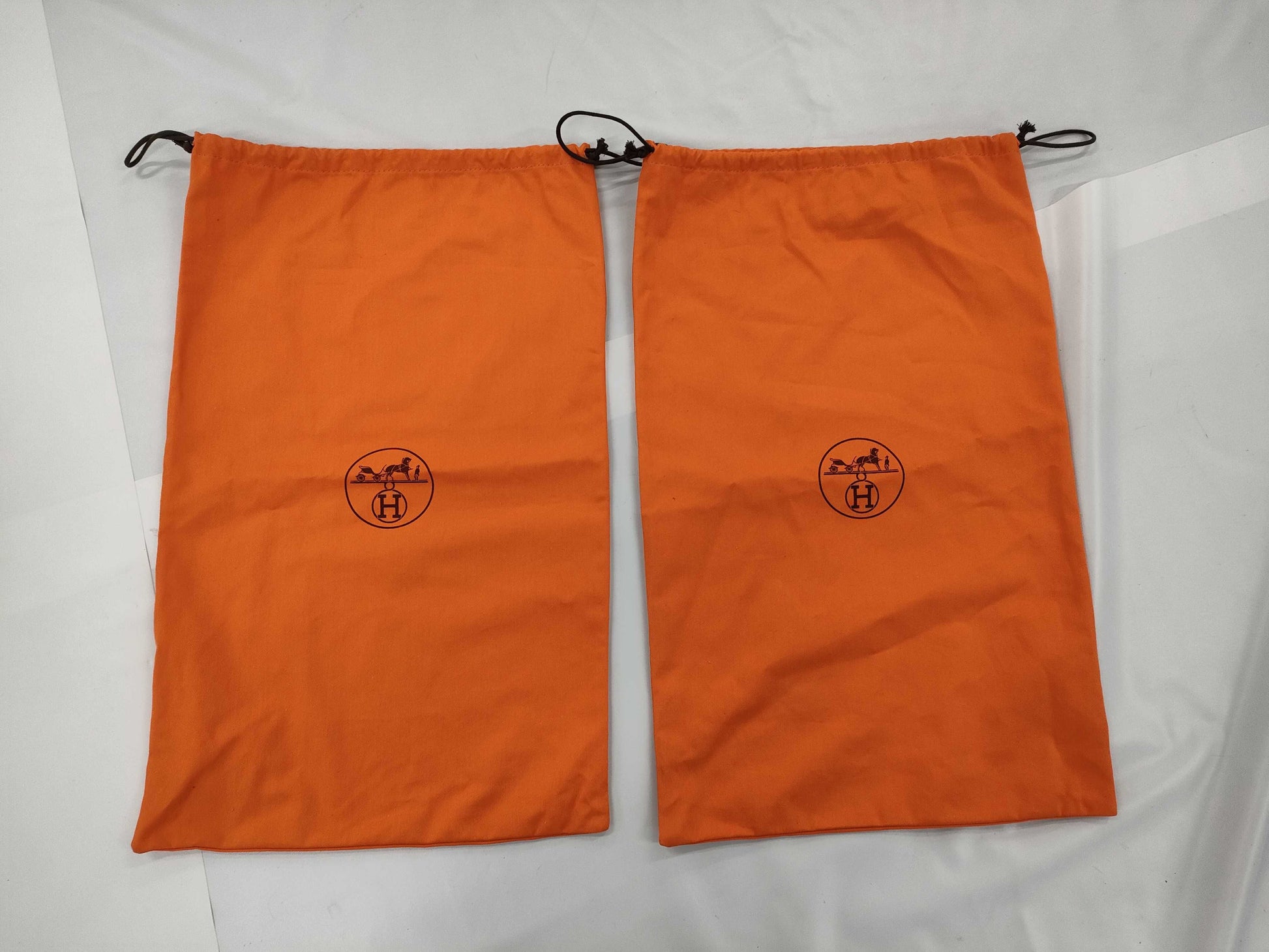 8 storage bags, 6 Louis Vuitton and 2 Hermes storage bags 