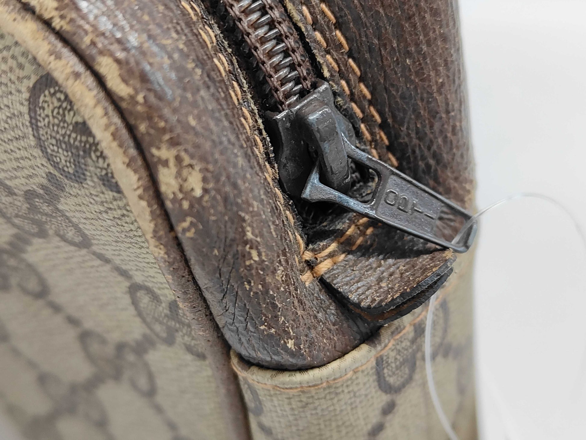 GUCCI GG Supreme Sherry Clutch Bag 