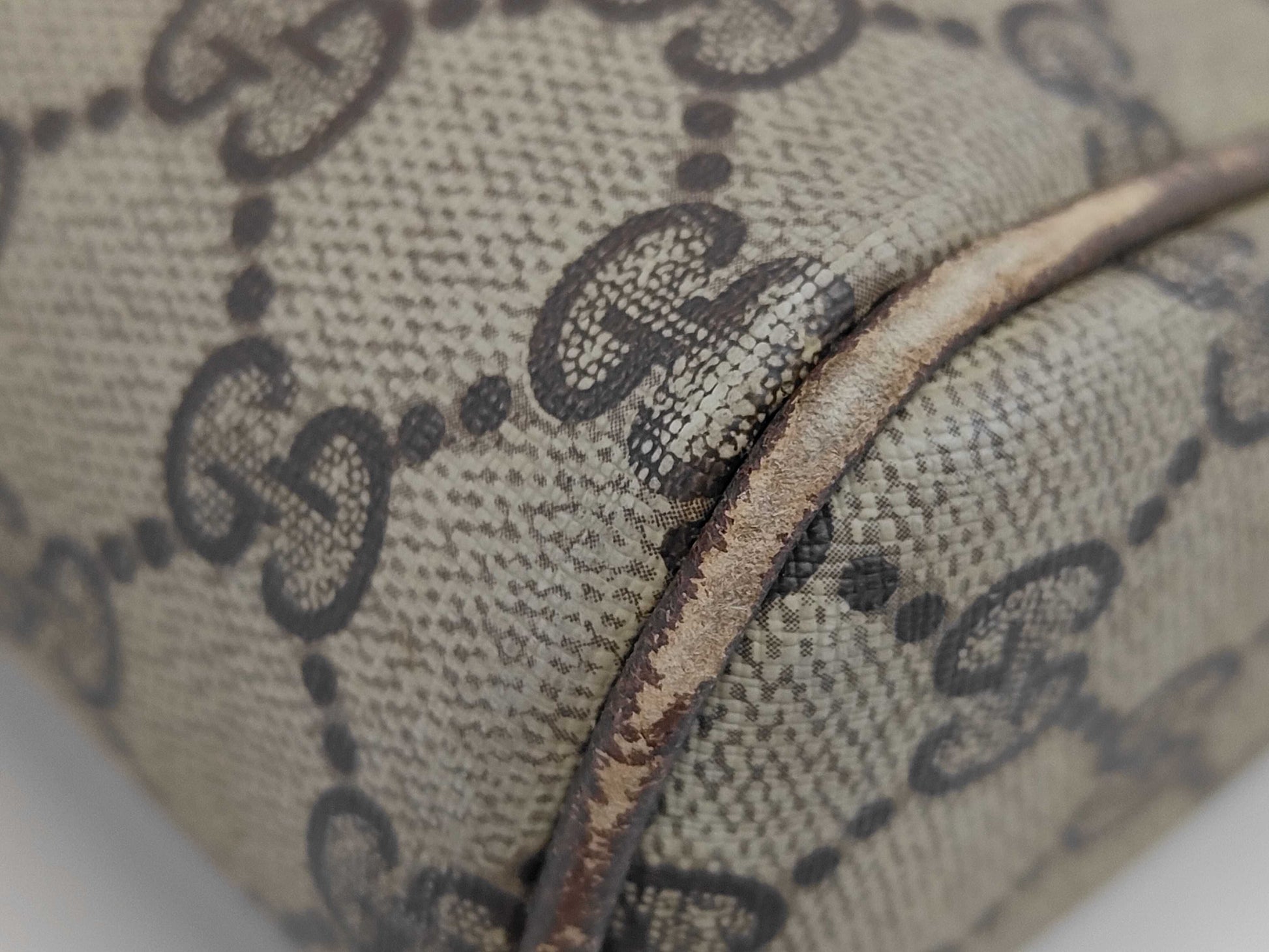 GUCCI GG Supreme Sherry Clutch Bag 